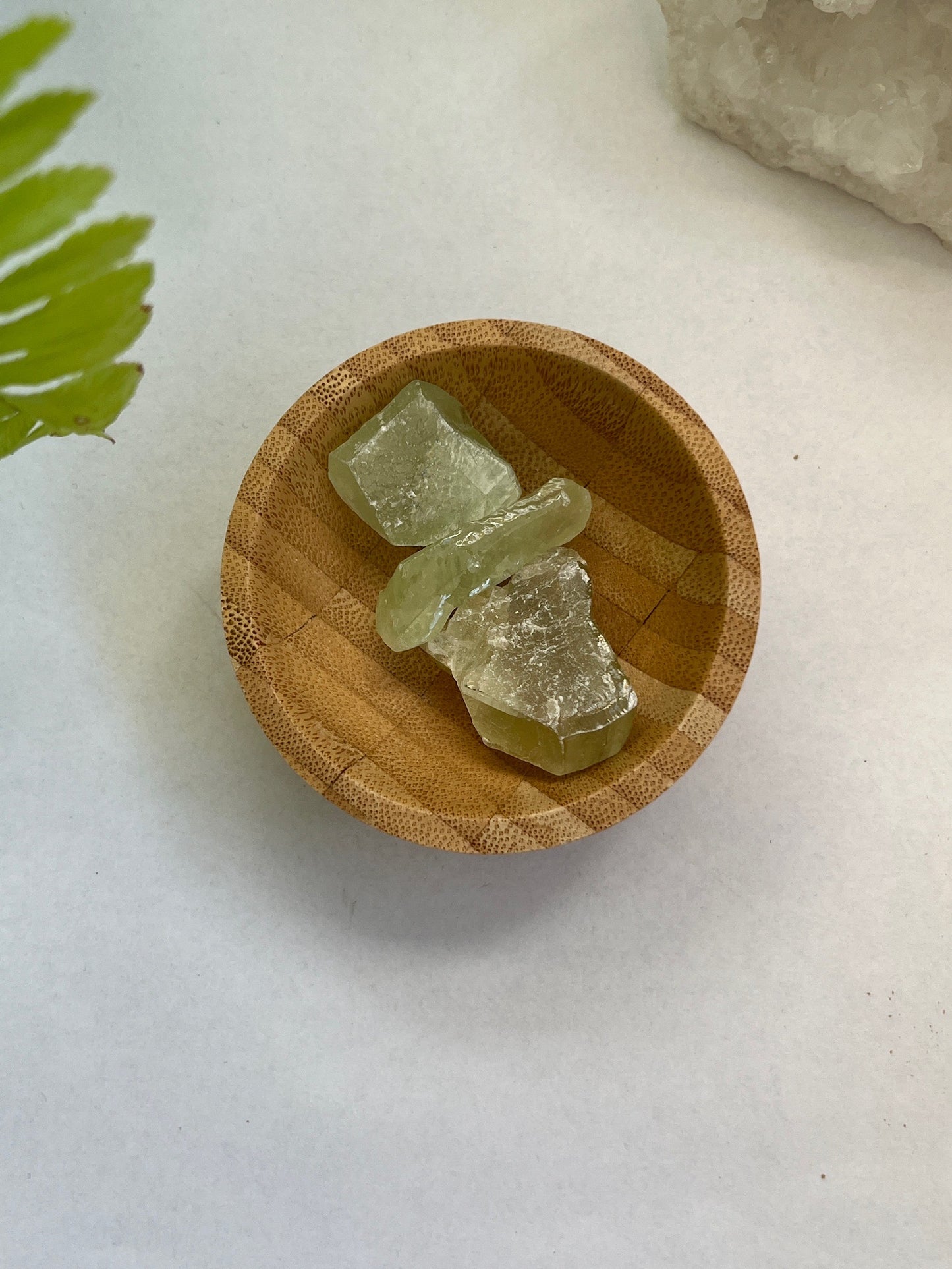 Ruw stuk calciet groen